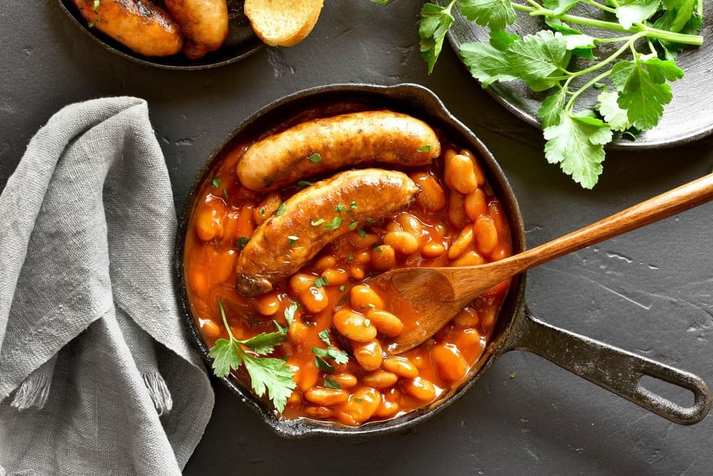 Saucisse de Montbéliard & haricots blancs mijotés à la tomate
