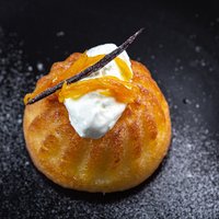 Baba imbibé d’un sirop aux épices (sans alcool) & crème fouettée à la vanille