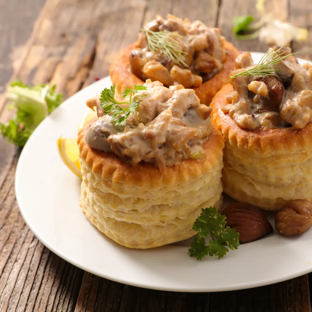 Bouchée à la reine : volaille, champignons de paris, quenelle, crème & riz pilaf