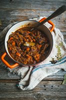 Carbonade de boeuf à la flamande mijotée à la bière & au pain d'épices , coquillettes au beurre
