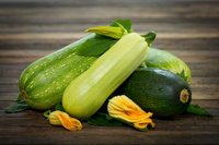 Crudité : salade de courgettes du jardin poêlées aux olives noires