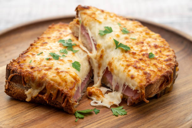 Croque Monsieur à gratiner : pain au levain naturel, jambon blanc, fromage & béchamel