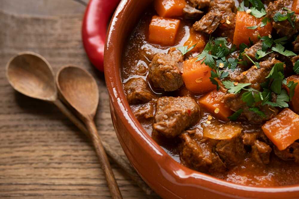 Daube de boeuf à la provençale, olive noire & coquillettes