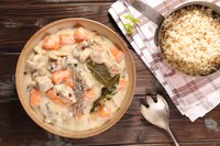 Blanquette de veau à l'ancienne, citron confit & pickles de champignons, riz pilaf
