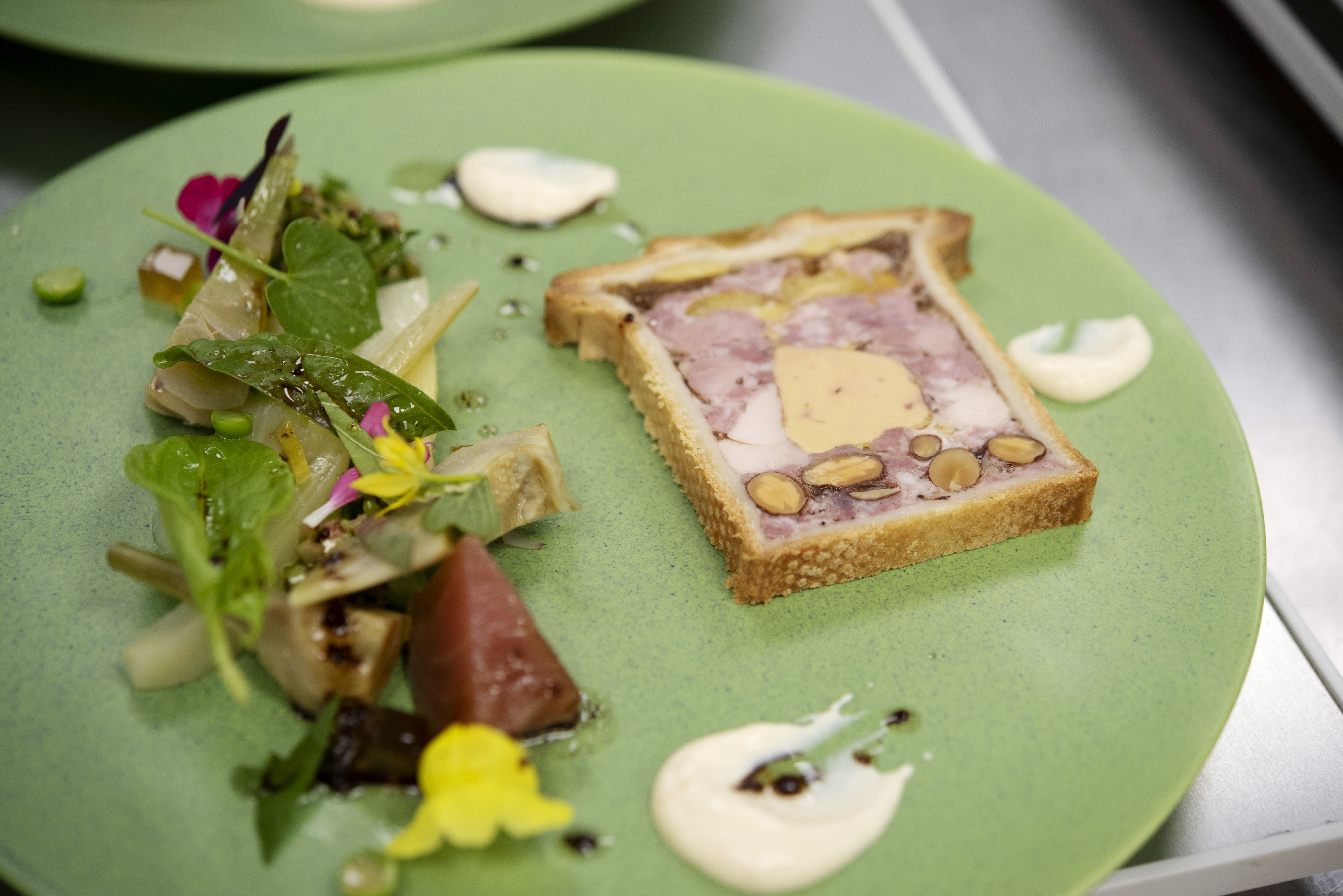Pâté en croûte, salade aux graines germées & vinaigrette citron / curcuma