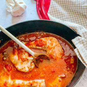 Sauté de poulet à la tomate, courgettes poêlées et gratin de pommes de terre