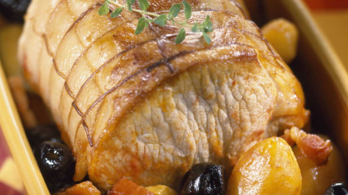 Rôti de porc confit aux herbes, carottes vichy & pommes de terre sarladaises