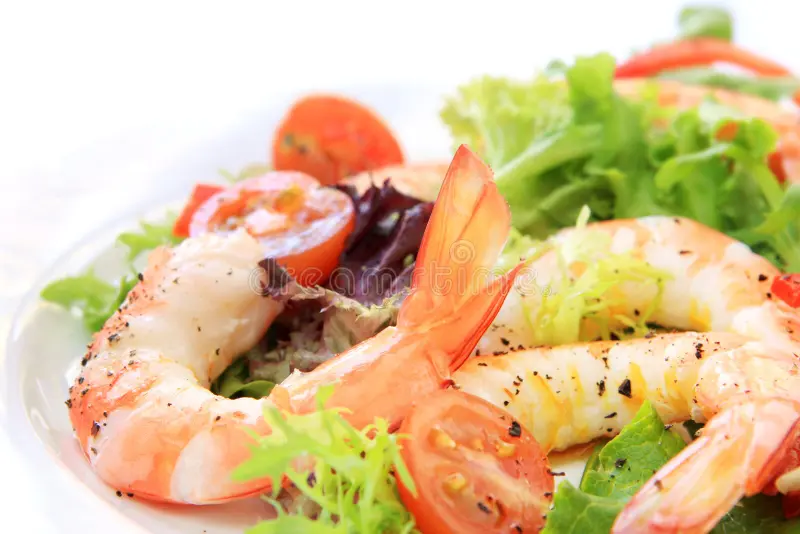 Salade jaspérinas aux crevettes roses, oignons rouges & sésame