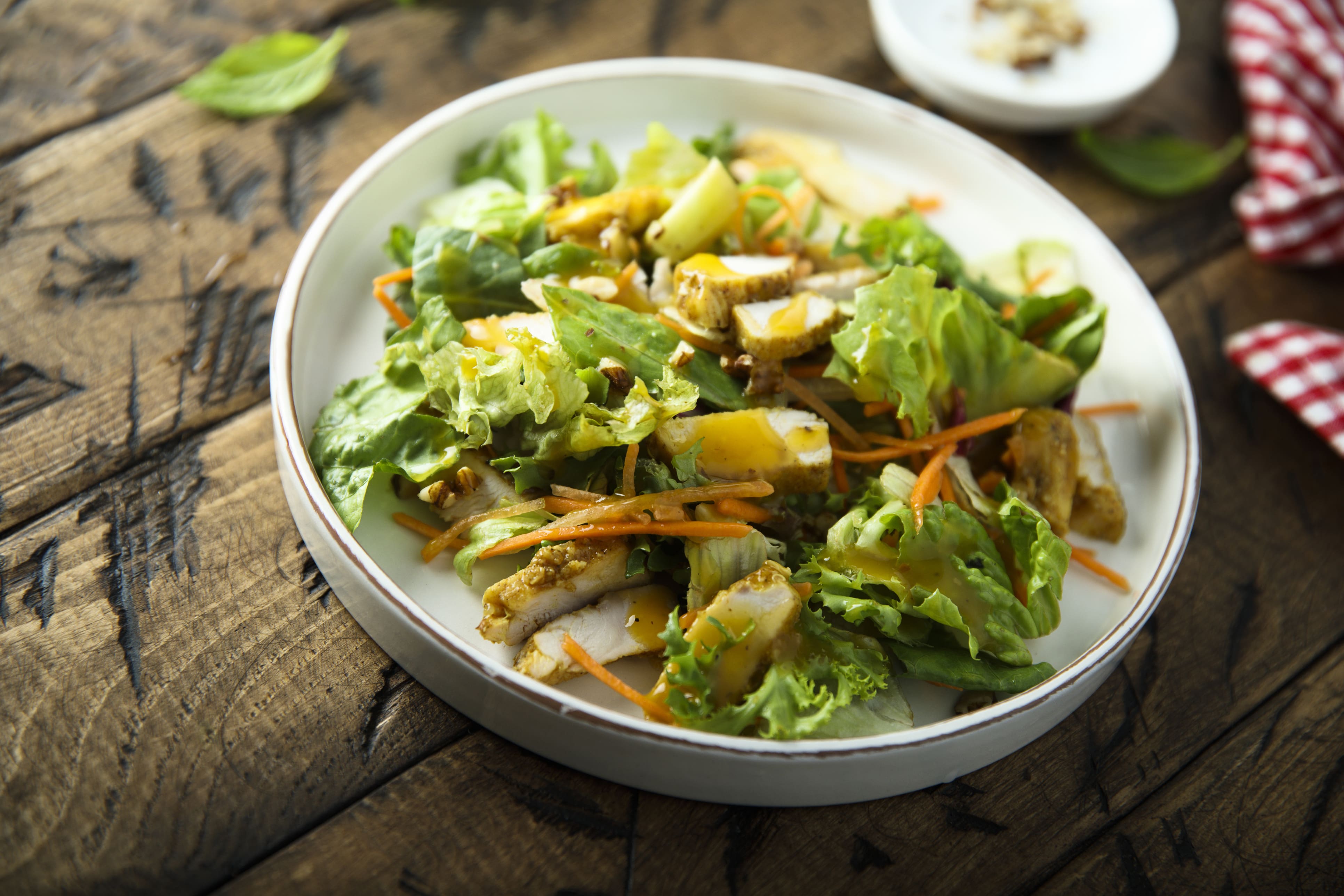 Salade de poulet fumé, graines germées & vinaigrette citron / curcuma
