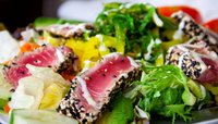 Salade de thon rouge mi-cuit, gingembre et vinaigrette framboise