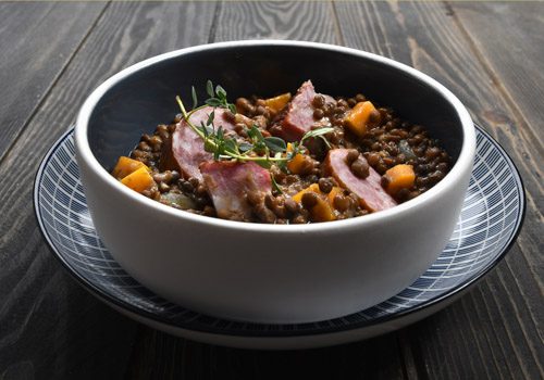 Saucisse de Morteau, lentilles cuites au bouillon & pommes de terre